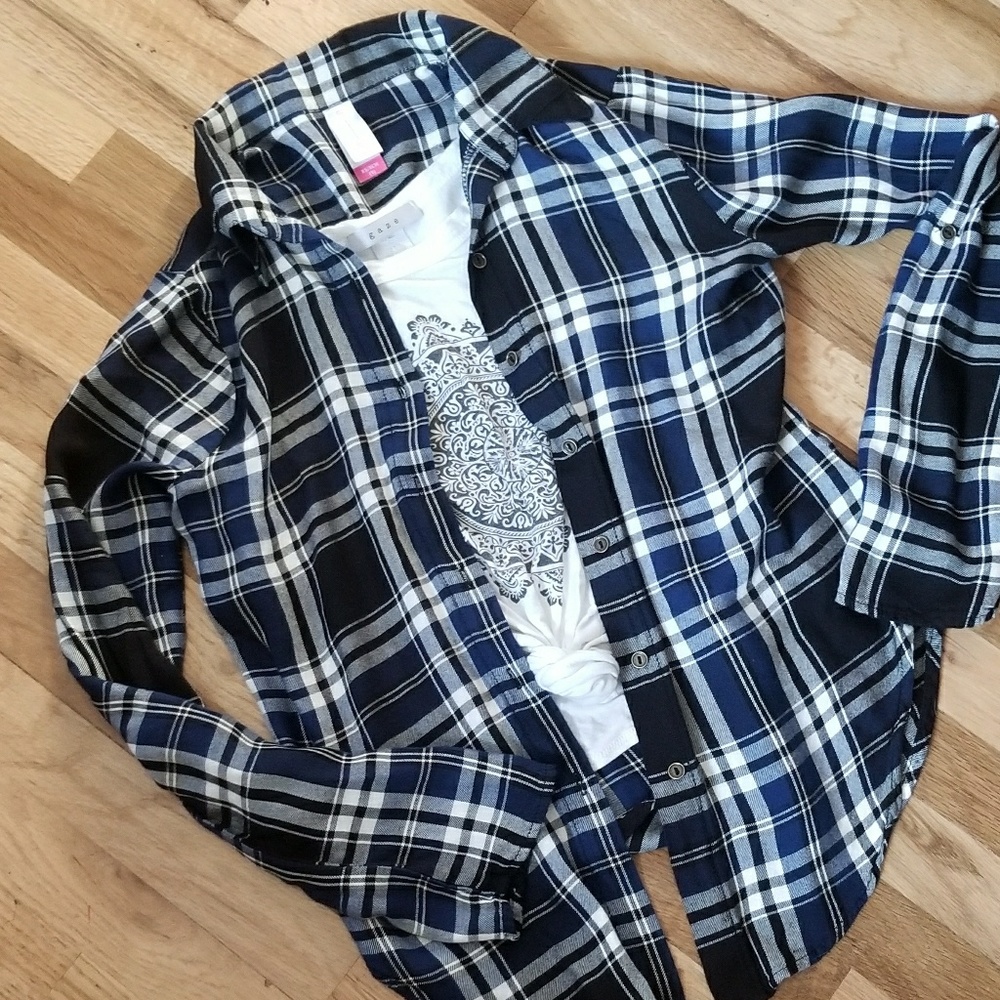 🤪 5 for 25$🤪Blue and black plaid button down xs